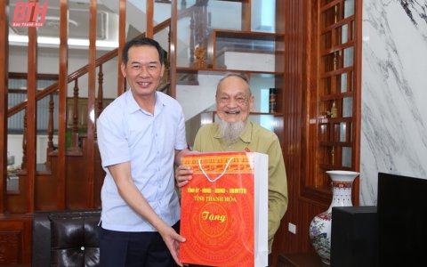 Phó Bí thư Tỉnh ủy Trịnh Tuấn Sinh thăm, tặng quà chiến sĩ Điện Biên trên địa bàn huyện Triệu Sơn