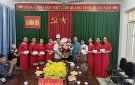 Các đồng chí Lãnh đạo xã chúc mừng Hội LHPN nhân kỷ niệm 93 năm ngày thành lập Hội LHPN Việt Nam và ngày phụ nữ Việt Nam 20/10
