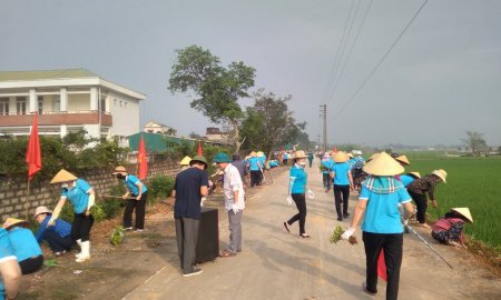 Cán bộ, nhân dân, Hội LHPN xã Đồng Tiến thực hiện xây dựng mô hình Tuyến đường hoa, cây xanh, hàng rào xanh trên địa bàn xã